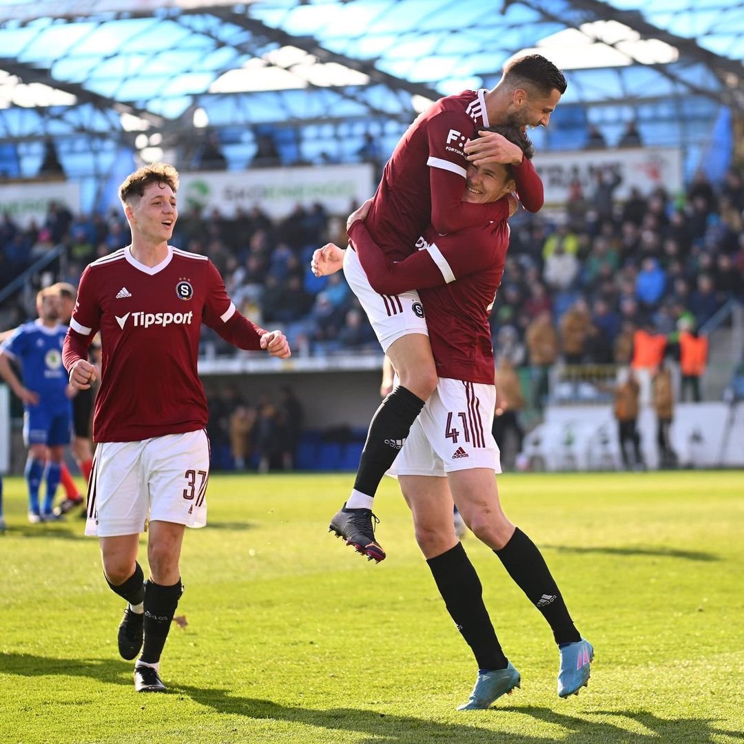 ⏰ POLOČAS

V první půli jsme po dvou centrech udeřili a v poločase máme tedy dvougólový náskok! #acsparta